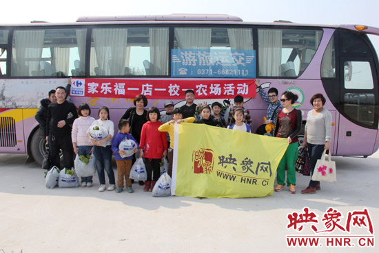 “播種希望 收獲成長”農場播種體驗活動參與人員合影 “播種希望 收獲成長”農場播種體驗活動參與人員合影