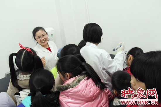 小朋友們參觀家樂福食品安全檢測實驗室并現場觀摩測試過程 小朋友們參觀家樂福食品安全檢測實驗室并現場觀摩測試過程