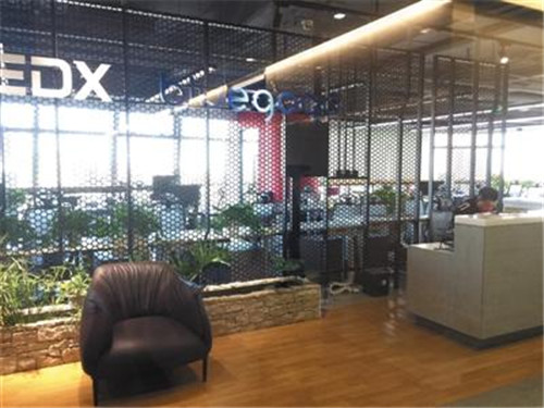 11月16日，小藍單車總部人去樓空，前臺只剩保安。