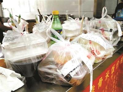 一餐館的“飯口”時段，等待“出發”的外賣擺滿案臺