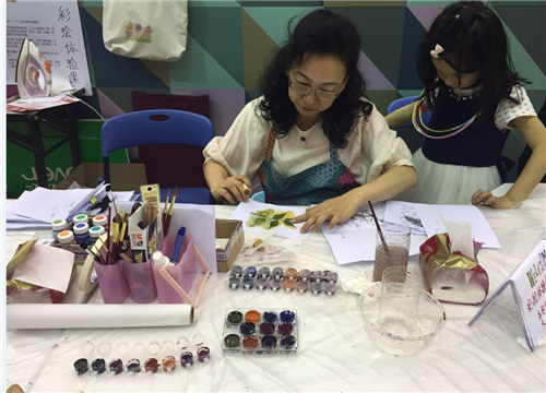 圖為陳寶華老師在往屆展會現場 圖為陳寶華老師在往屆展會現場