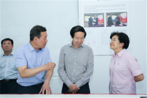 馬維理董事長(zhǎng)向劉局長(zhǎng)介紹“全國(guó)十佳文博技術(shù)產(chǎn)品”-字畫(huà)古籍高清拍攝修復(fù)儀 馬維理董事長(zhǎng)向劉局長(zhǎng)介紹“全國(guó)十佳文博技術(shù)產(chǎn)品”-字畫(huà)古籍高清拍攝修復(fù)儀