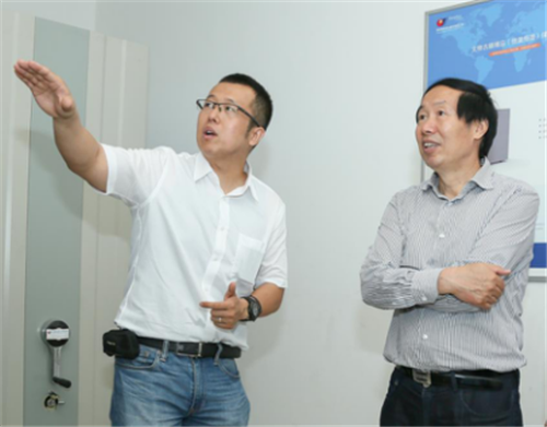 馬笑然總經(jīng)理向劉玉珠局長(zhǎng)介紹楓華具備發(fā)明專(zhuān)利產(chǎn)品-文物古籍精品保管柜及恒溫恒濕空調(diào) 馬笑然總經(jīng)理向劉玉珠局長(zhǎng)介紹楓華具備發(fā)明專(zhuān)利產(chǎn)品-文物古籍精品保管柜及恒溫恒濕空調(diào)