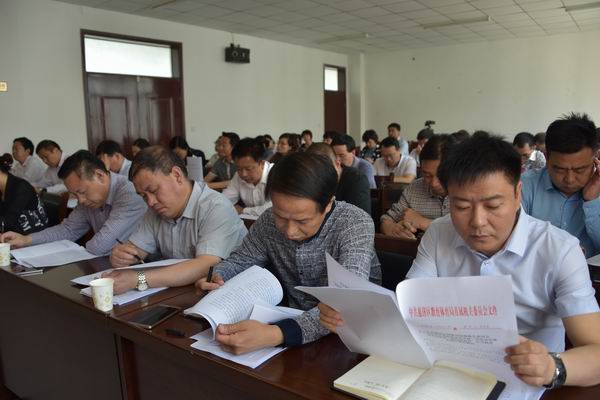 同志們認真學習文件精神 同志們認真學習文件精神