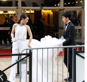 井柏然，馬思純徘徊在戛納紅毯門口