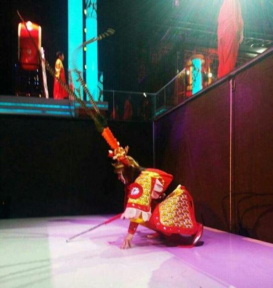 六小齡童北京春晚候場蹲伏臺側良久 六小齡童北京春晚候場蹲伏臺側良久