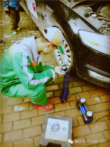 小李補胎為大家保駕護航 小李補胎為大家保駕護航