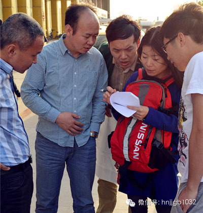 五點五十左右，聽眾們陸陸續續到達鄭州捷和汽車，首先要做的第一件事就是找我們的工作人員要車標