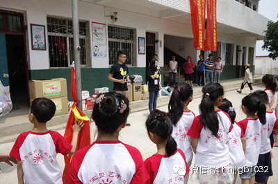 財富1032主播鄧語、張哲主持了捐助儀式 財富1032主播鄧語、張哲主持了捐助儀式