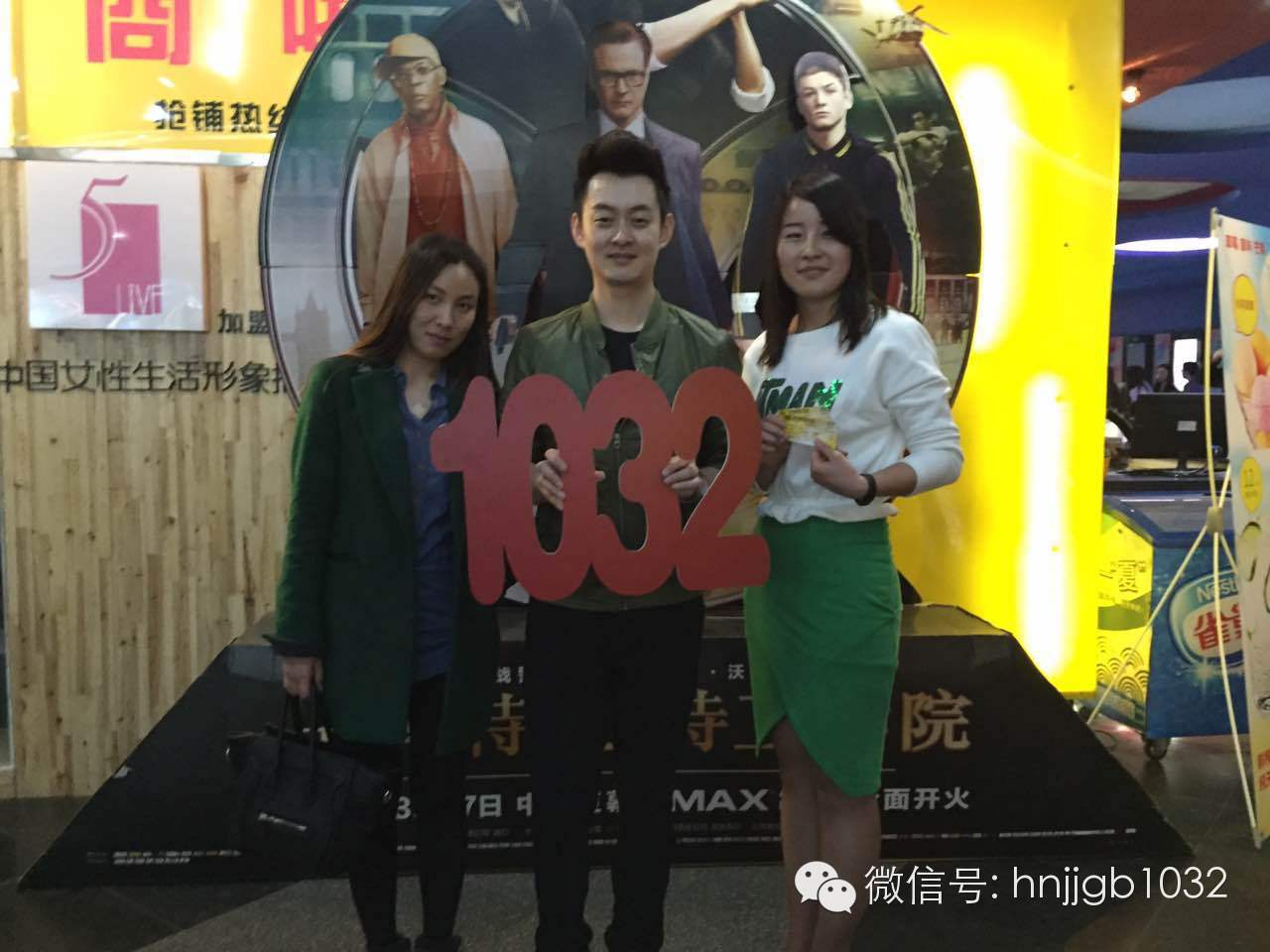 傳說中的Johnny終于現(xiàn)身啦！還是美女魅力大哦。帥哥美女好養(yǎng)眼，小編忍不住要多看幾眼呢。