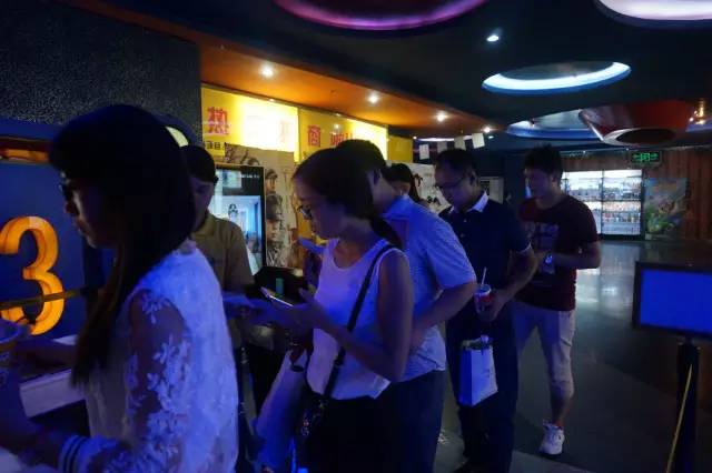 電影馬上開(kāi)始,排隊(duì)入場(chǎng)嘍 電影馬上開(kāi)始,排隊(duì)入場(chǎng)嘍