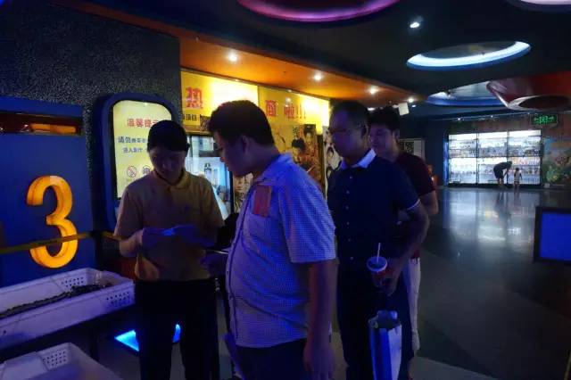 電影馬上開(kāi)始，排隊(duì)入場(chǎng)嘍