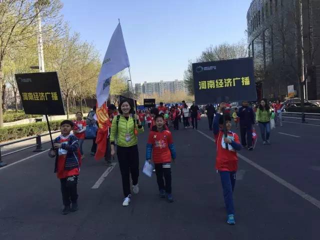 出發啦!小朋友和大朋友們昂首闊步向賽場邁進! 出發啦!小朋友和大朋友們昂首闊步向賽場邁進!