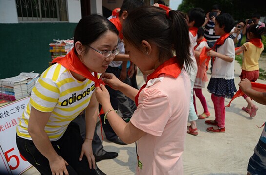 捐贈(zèng)儀式上,孩子們?yōu)閻坌奶焓瓜瞪霞t領(lǐng)巾 捐贈(zèng)儀式上,孩子們?yōu)閻坌奶焓瓜瞪霞t領(lǐng)巾