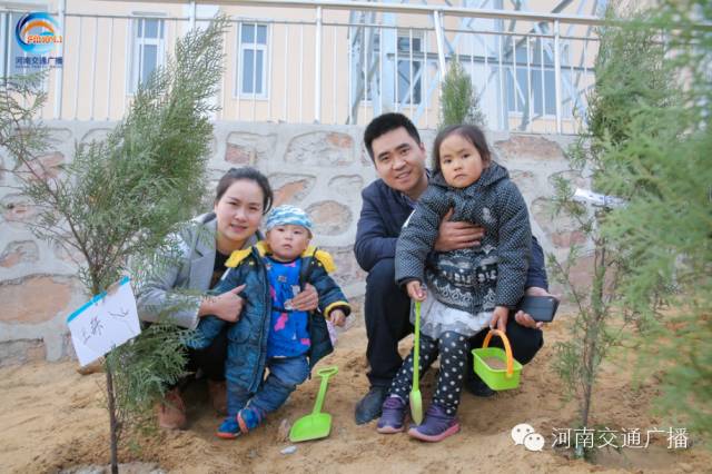 一家四口,一起種下我們的小樹,和寶貝兒們一起茁壯成長! 一家四口,一起種下我們的小樹,和寶貝兒們一起茁壯成長!