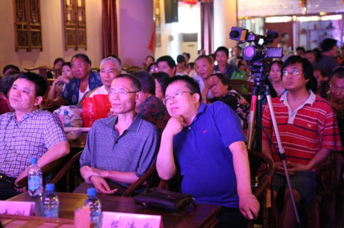 信息廣播總監李金鋒（左1）、副總監魏志剛（左2）、副總監陳德年（左3）