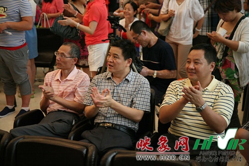 總監:李金鋒(中) 副總監:魏志剛(左1) 總監助理:沈劍波(右1) 總監:李金鋒(中) 副總監:魏志剛(左1) 總監助理:沈劍波(右1)