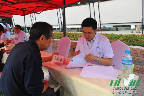 省腫瘤醫院副院長李醒亞為患者診療 省腫瘤醫院副院長李醒亞為患者診療