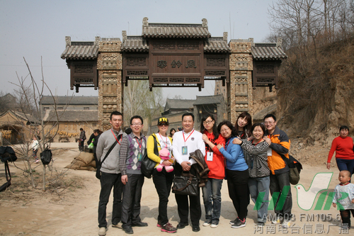 信息廣播總監助理沈劍波與全體工作人員 信息廣播總監助理沈劍波與全體工作人員