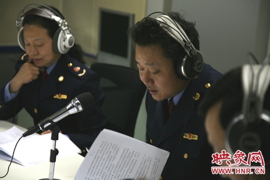 鄭州市工商局局長岳希忠及工商局企業注冊登記處處長王萍一行做客節目 鄭州市工商局局長岳希忠及工商局企業注冊登記處處長王萍一行做客節目