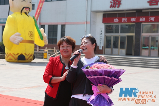 長壽山景區董事長、總經理孫春花與主持人周迪