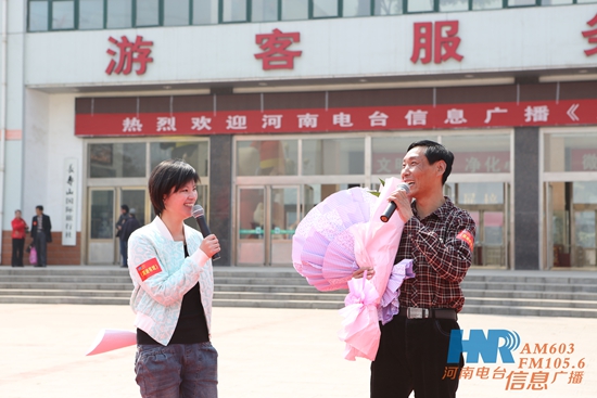 主持人柳漫漫跟聽眾現場交流