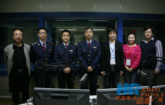 三門峽市工商局局長郭群一行在直播間 三門峽市工商局局長郭群一行在直播間