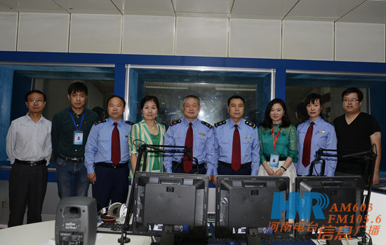 邵宏偉一行與節目組成員在直播間 邵宏偉一行與節目組成員在直播間