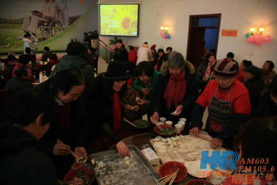 《老朋友》節目組與老人一起包餃子