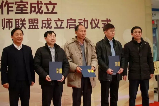 李海軍副臺長和李金鋒總監為特聘顧問頒發聘書 李海軍副臺長和李金鋒總監為特聘顧問頒發聘書