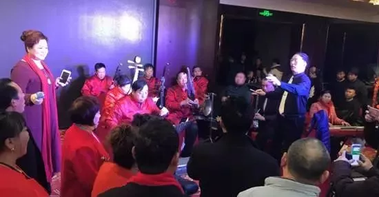 現場的樂隊老師也是咱的戲迷朋友,為了周迪的見面會今天累也開心 現場的樂隊老師也是咱的戲迷朋友,為了周迪的見面會今天累也開心