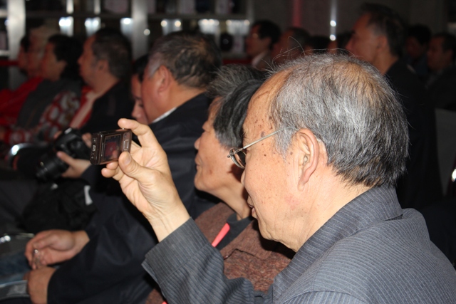 臺下老人專心致志觀演 臺下老人專心致志觀演