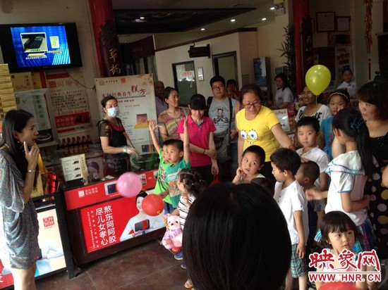 活動開始前，1066城市之聲的主持人跟孩子們進行現場互動。