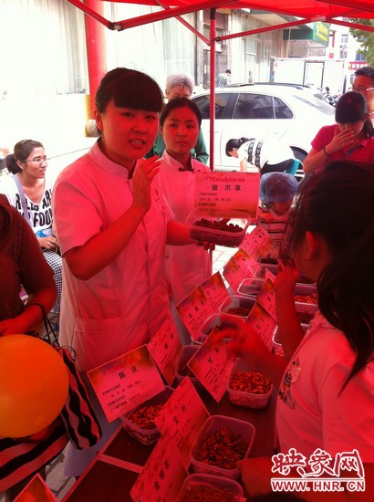 這是什么一，那又是什么？小腦袋不停的在思索，而小手和小鼻子也沒閑著，時不時地摸一摸、聞一聞！