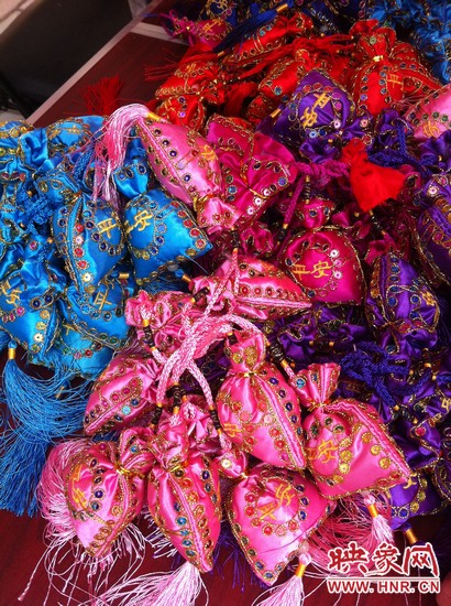 孩子們的好奇心得以大大的滿足，接下來就要裝香囊啦，你看，五顏六色的香囊多漂亮！