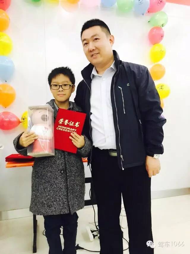 我是小小銀行家，來跟行長合個(gè)影哦