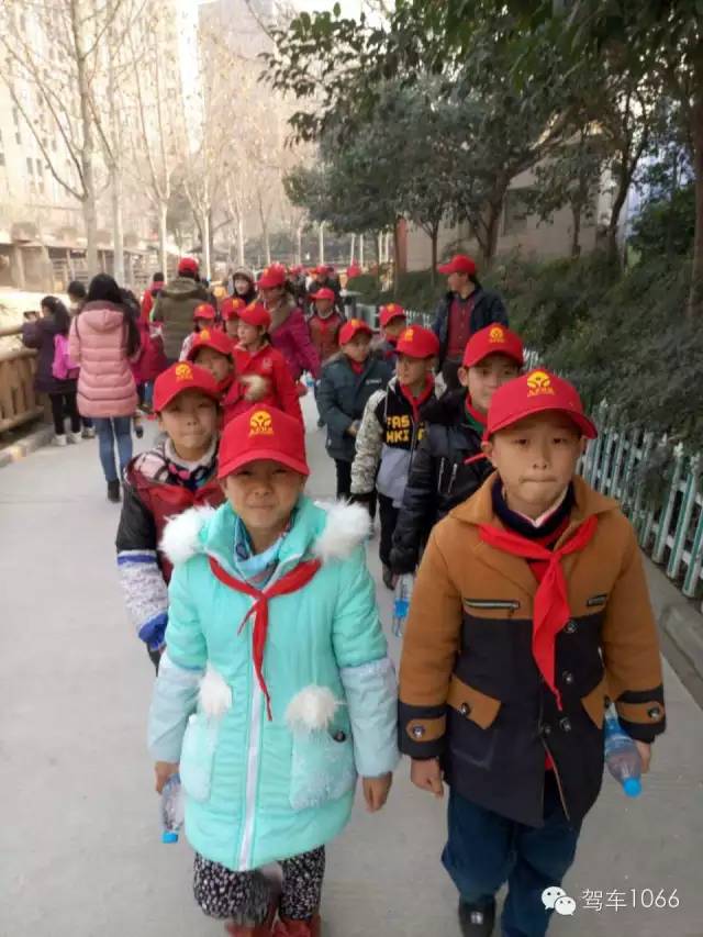 脖子上戴著紅領巾，頭上頂著小紅帽，排著整齊的隊伍——出發！