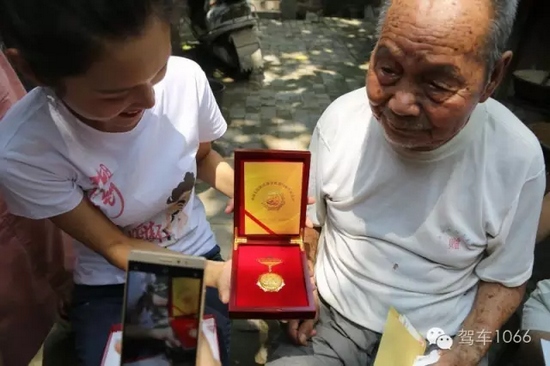 老兵聽不到我們在說什么,今年98了。 老兵聽不到我們在說什么,今年98了。