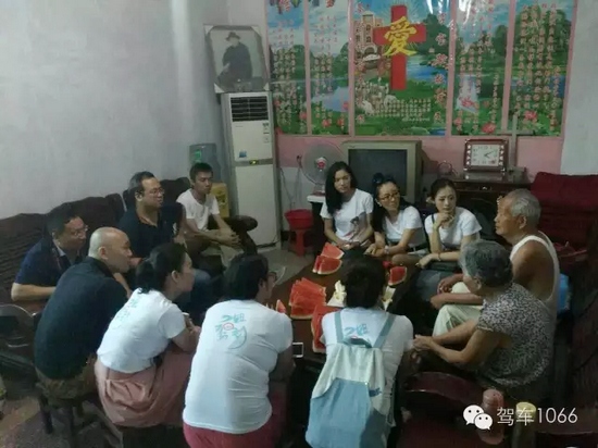 大家圍坐在一起聽老兵講著當(dāng)年的故事 大家圍坐在一起聽老兵講著當(dāng)年的故事