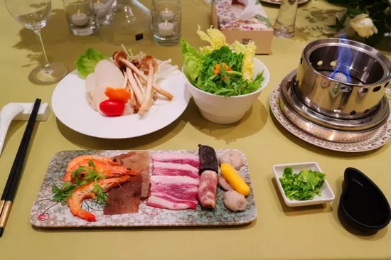 精致的小火鍋,用的是綠色燃料——乙醇。 精致的小火鍋,用的是綠色燃料——乙醇。