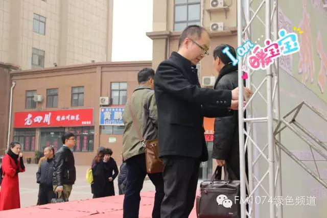 寒江副總監(jiān)親力親為，事無(wú)巨細(xì)。偶像真是暖暖惹人愛(ài)呢！