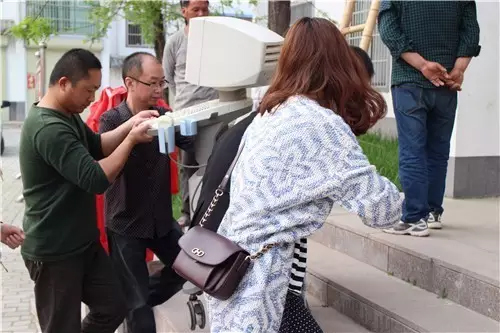 河南電臺1074綠色頻道副總監寒江同工作人員搬放儀器設備 河南電臺1074綠色頻道副總監寒江同工作人員搬放儀器設備