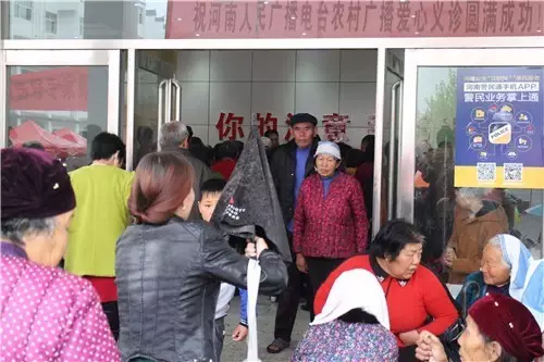 現場真是的人山人海,只能用太火爆三個字形容了! 現場真是的人山人海,只能用太火爆三個字形容了!