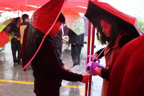 在寒冷的天氣中,為了能讓專家大夫們喝上熱水,紅改主任與柳青不斷的給大家添水。 在寒冷的天氣中,為了能讓專家大夫們喝上熱水,紅改主任與柳青不斷的給大家添水。