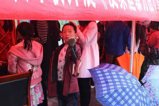 因為雨下的太大,小男孩玩起了接水游戲。 因為雨下的太大,小男孩玩起了接水游戲。