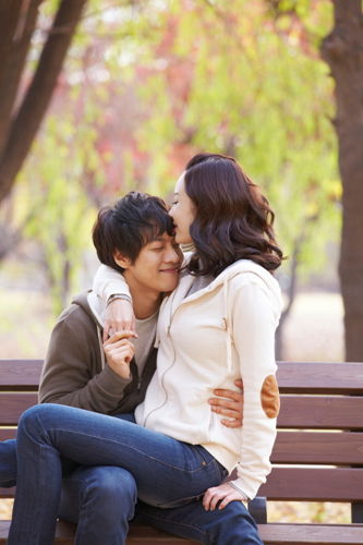 女人的崇拜或同情導致愛情(圖片來源:華蓋) 女人的崇拜或同情導致愛情(圖片來源:華蓋)