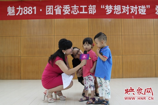 現場采訪孩子們 現場采訪孩子們