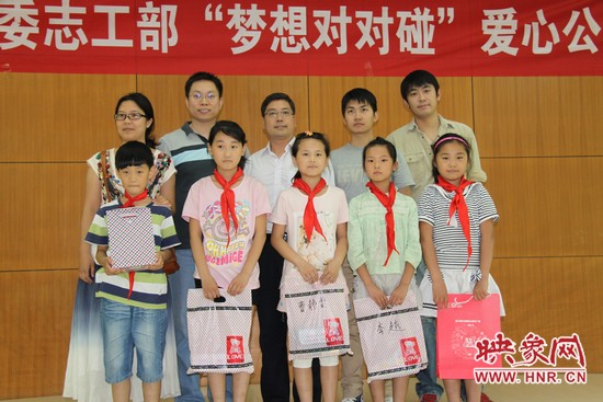 社會各界愛心人士給子們贈送禮物 社會各界愛心人士給子們贈送禮物