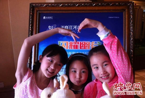 我們和兔寶寶一起賣個(gè)萌,比比誰更可愛 我們和兔寶寶一起賣個(gè)萌,比比誰更可愛