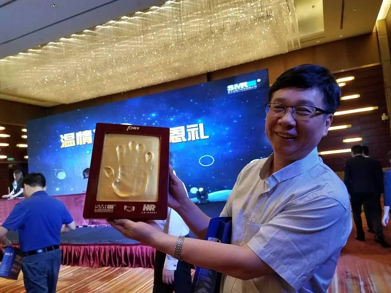 河南電臺副總編輯,宣傳協(xié)調中心主任高鐵軍先生代表河南廣播電視臺為慶賀賽立信成立20周年送上“手印”圖 河南電臺副總編輯,宣傳協(xié)調中心主任高鐵軍先生代表河南廣播電視臺為慶賀賽立信成立20周年送上“手印”圖